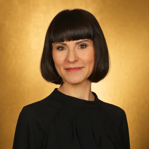 Portraitbild: Klaudia Struschek vor goldenem Hintergrund - Psychologische Numerologie Graben